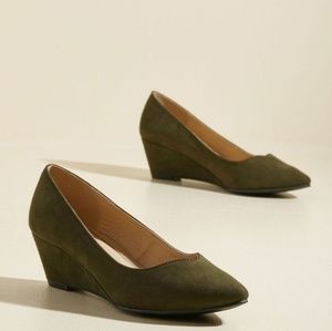 Olive wedges for the chic minimalist